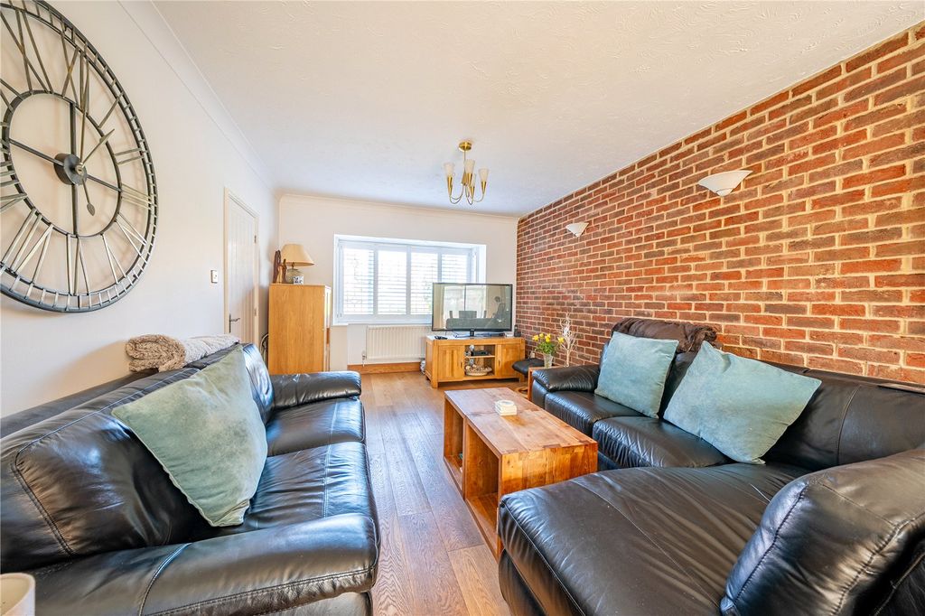 Property photo 3 of 25 Lounge Area (2)