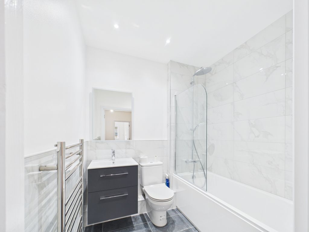 Property photo 3 of 12 Cam03750G0-Pr0089-Still010