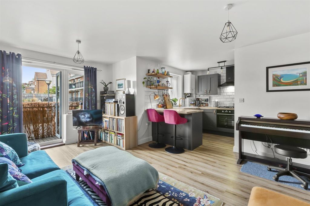 Property photo 3 of 14 8 Tom Evans Court, Hamilton Rd, Hp13 5Fe-5.Jpg