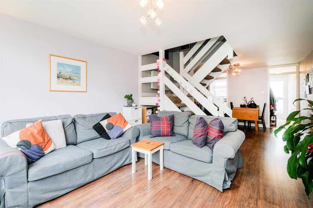 Property photo 3 of 19 16 Carlton Terrace-12_Web.Jpg