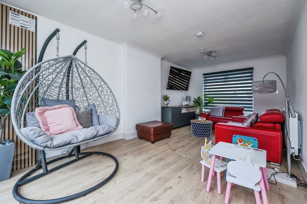 Property photo 3 of 19 Lounge