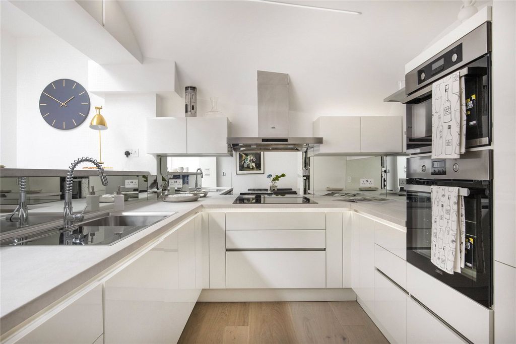 Property photo 3 of 11 Kitchen