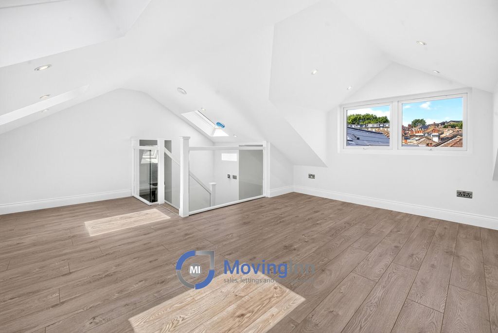 Property photo 2 of 15 Loft