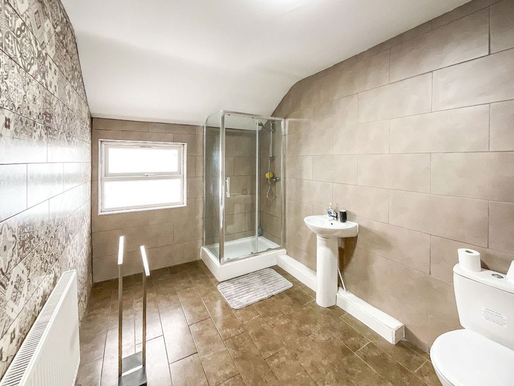 Property photo 1 of 7 Bathroom