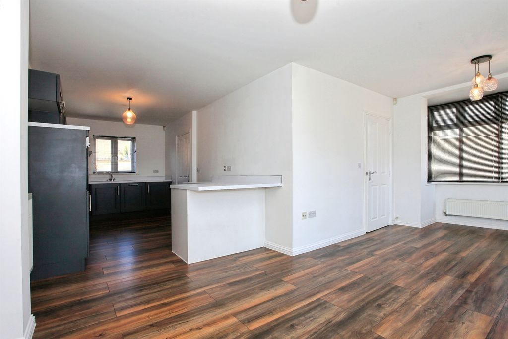 Property photo 3 of 32 Family / Dining Room