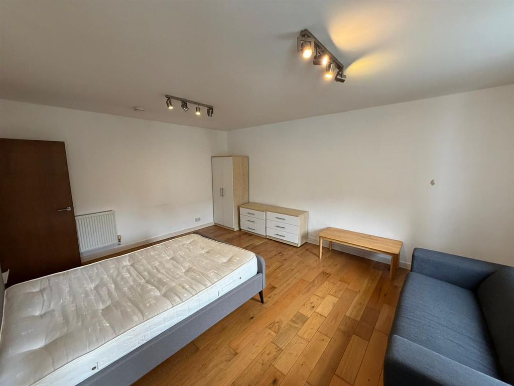 Property photo 2 of 6 Flat 5 96 Webster Rd Se16 lV.Jpeg