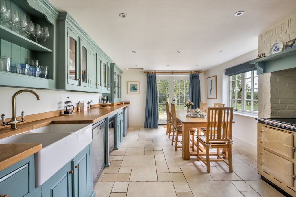 Property photo 2 of 24 Kitchen/Breakfast
