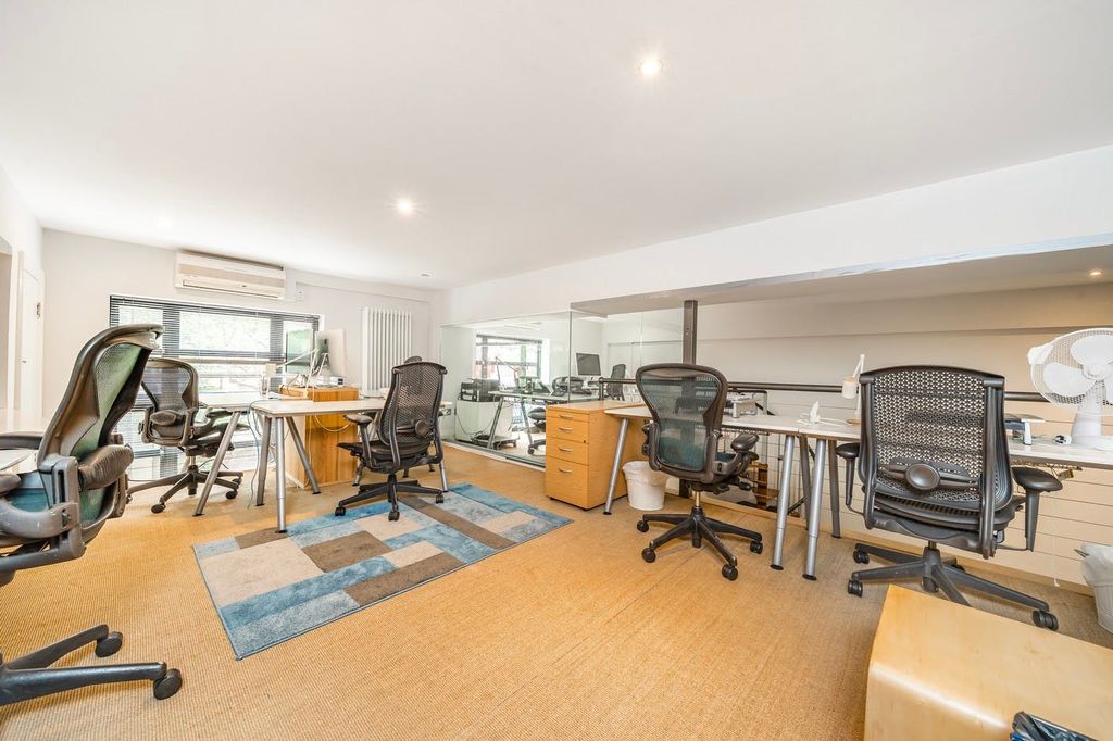 Property photo 2 of 8 Int 1.Jpg