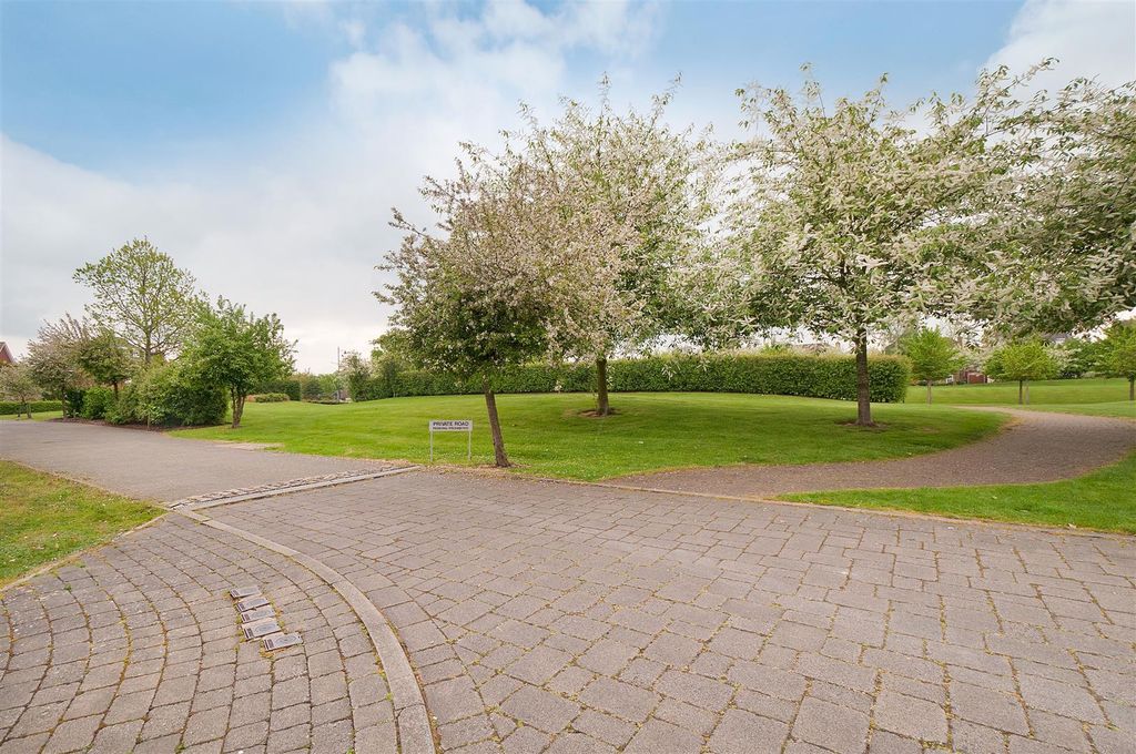 Property photo 2 of 16 Tower View Green To Front