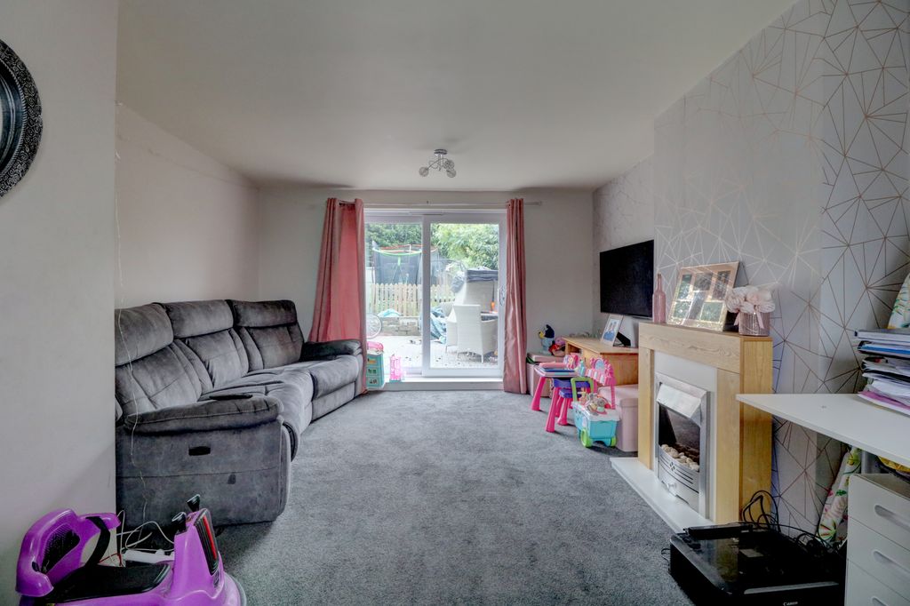 Property photo 3 of 12 Lounge