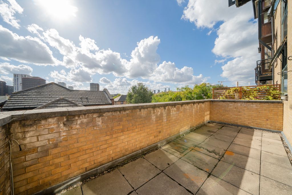 Property photo 2 of 8 Balcony