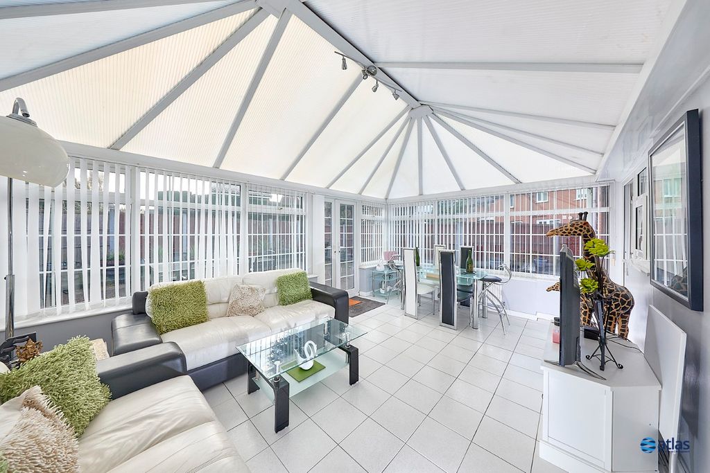 Property photo 3 of 25 Conservarory