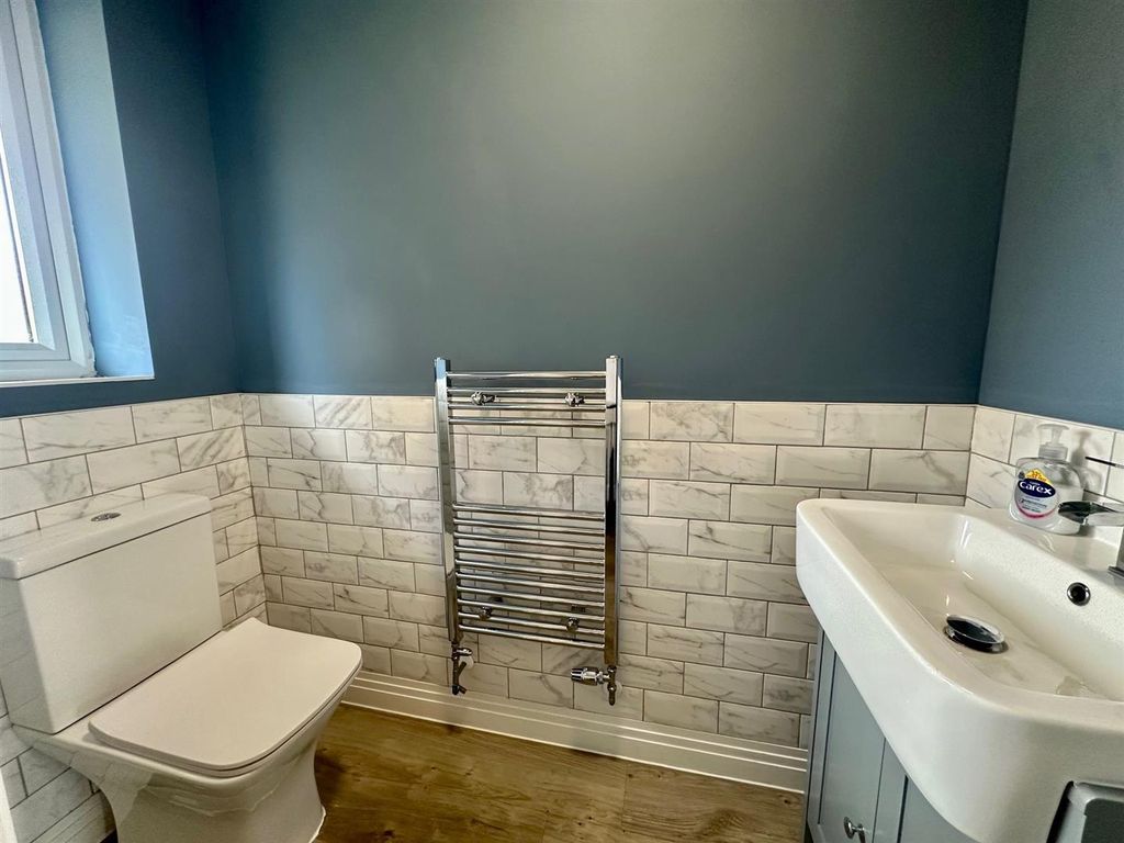 Property photo 3 of 25 Cloakroom