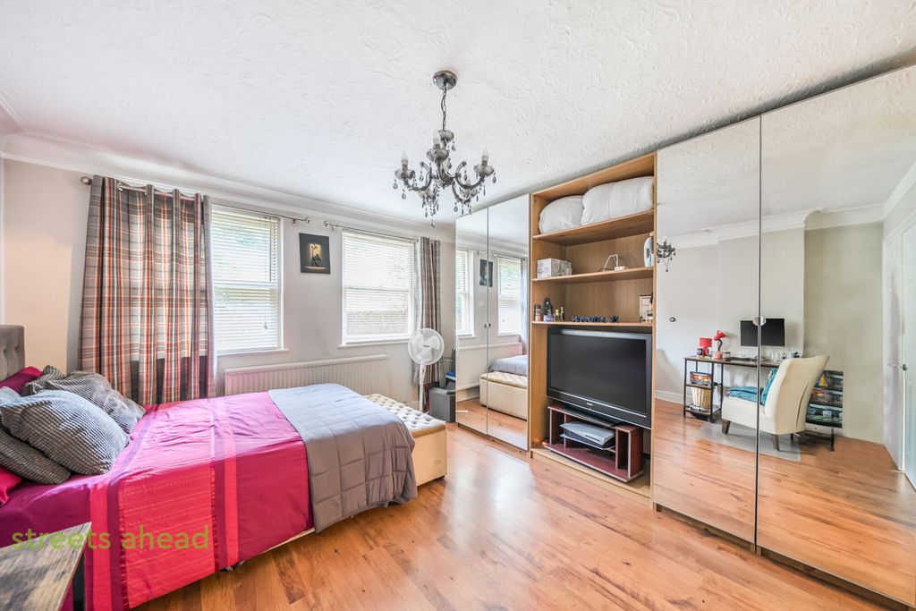 Property photo 3 of 21 8B512110-92ee-415...