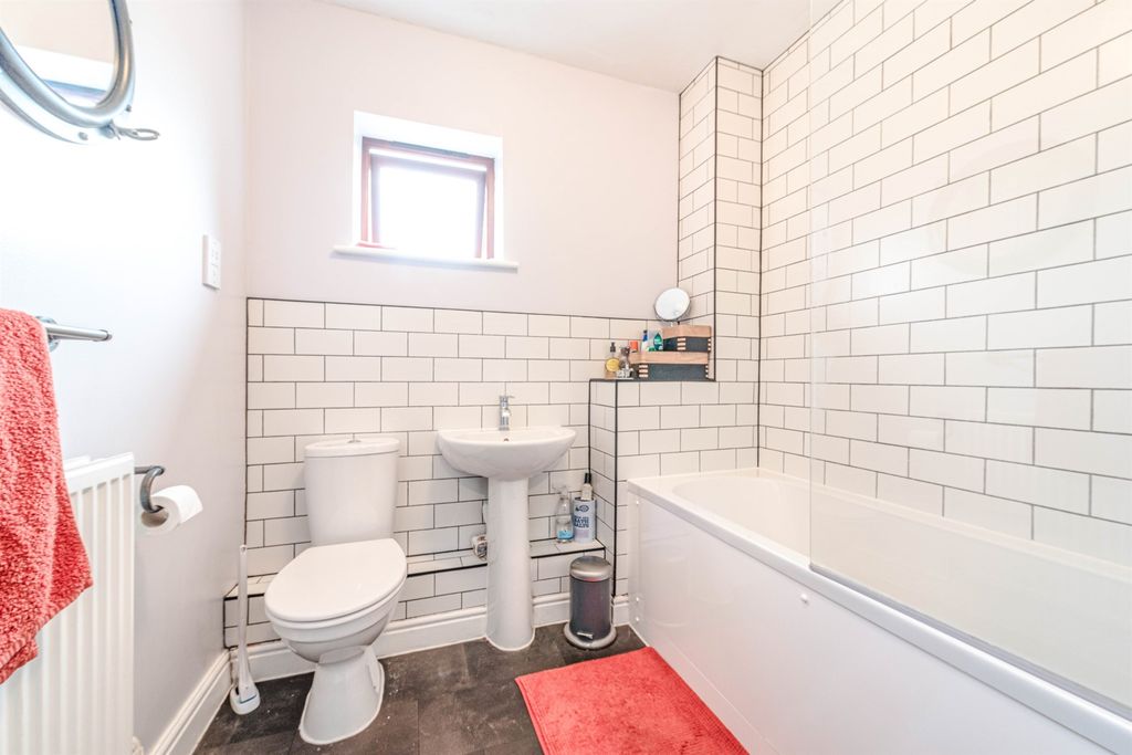 2 bed flat for saleEaster Square, Basingstoke RG24 photo 4