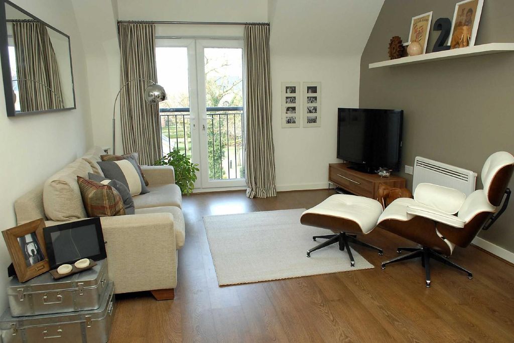 Property photo 2 of 11 Lounge