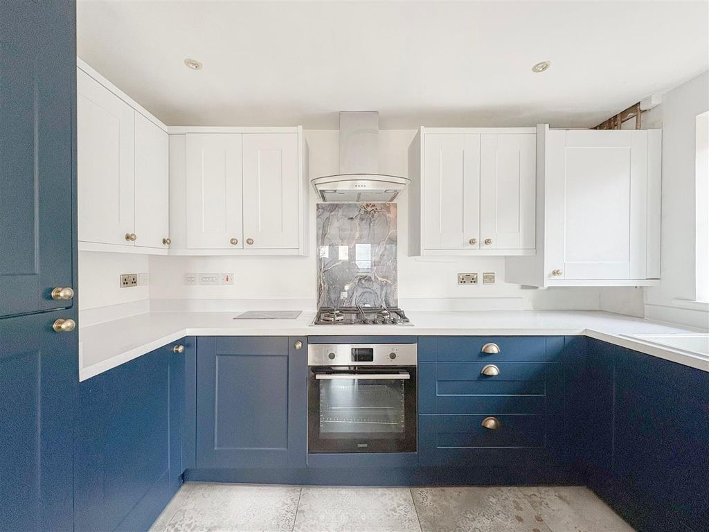 Property photo 3 of 19 Kitchen