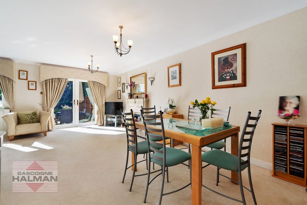 Property photo 3 of 19 Sitting/Dining Room