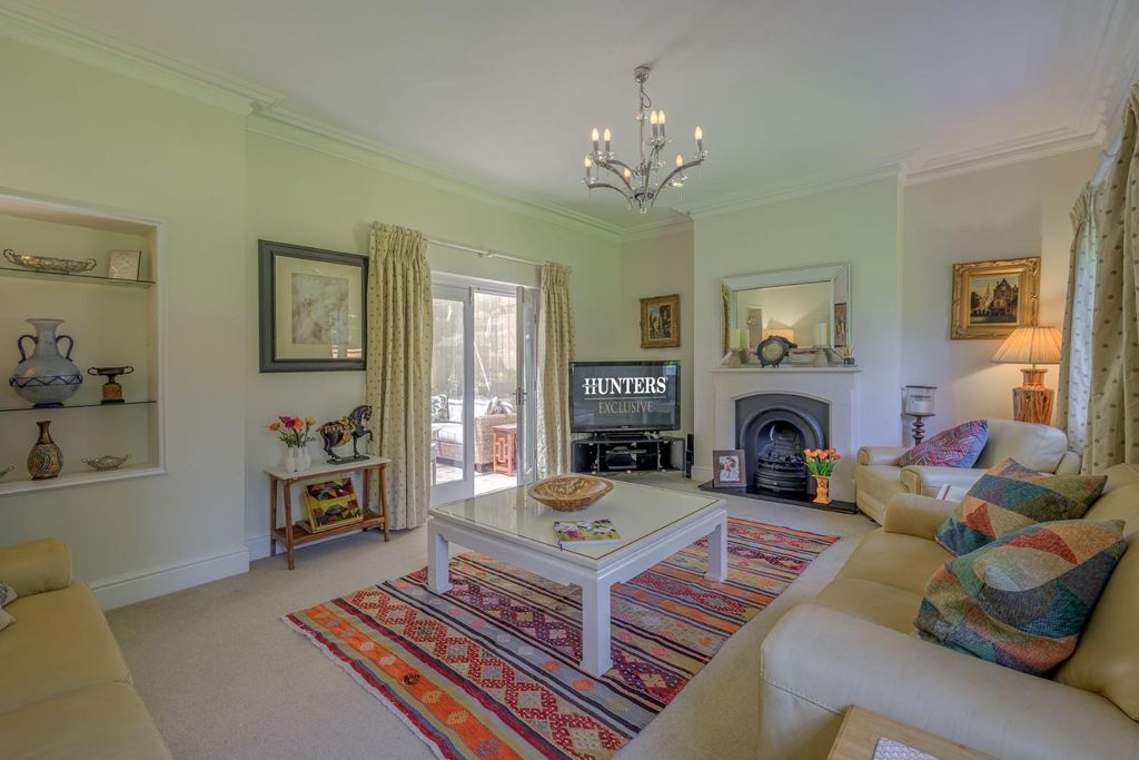 Property photo 2 of 44 Formal Lounge 1