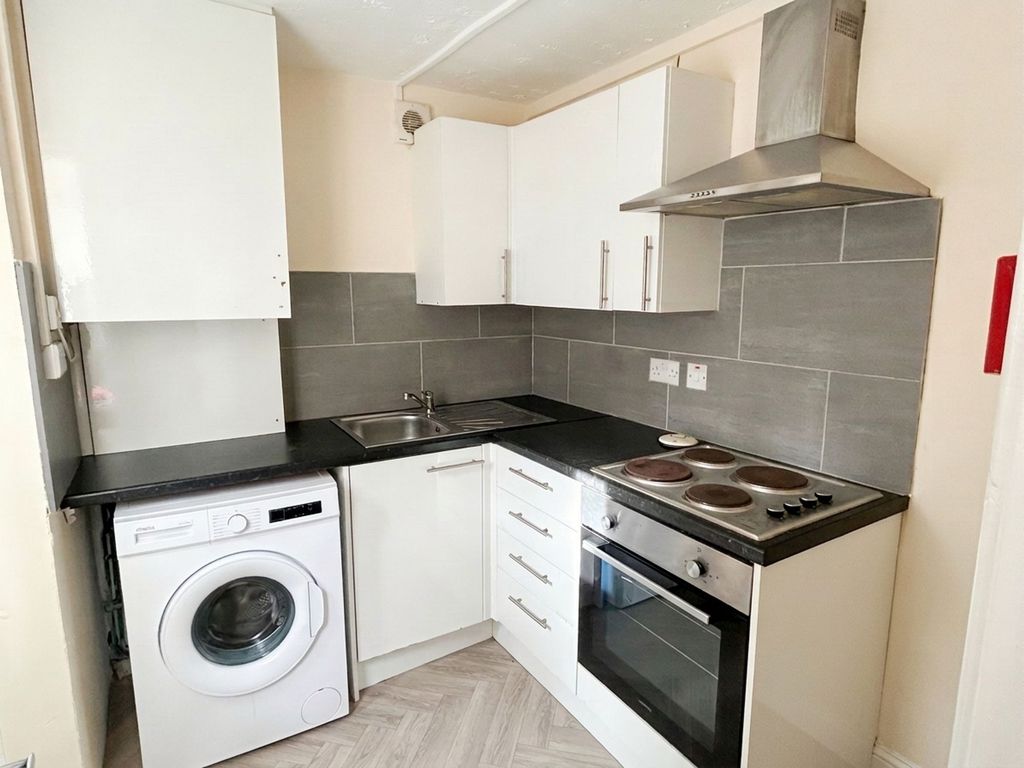 Property photo 3 of 6 Kitchen