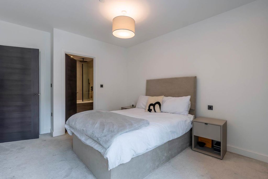 Property photo 3 of 18 Bedroom