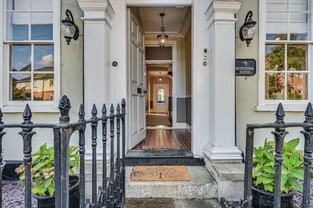 Property photo 3 of 28 Entrance