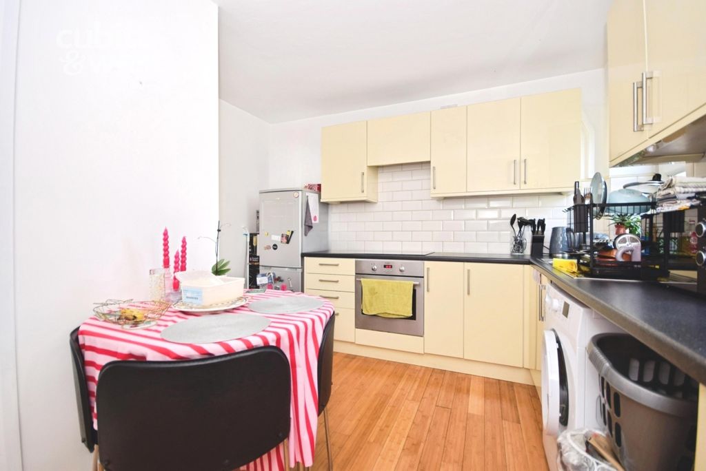 Property photo 3 of 11 Kitchen