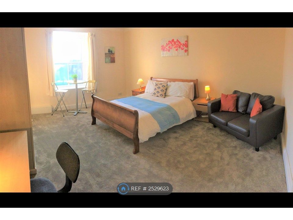 Property photo 2 of 17 Bed-Sitting Room 8 - £700/Mo