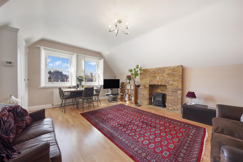 Property photo 2 of 15 Lytton Grove