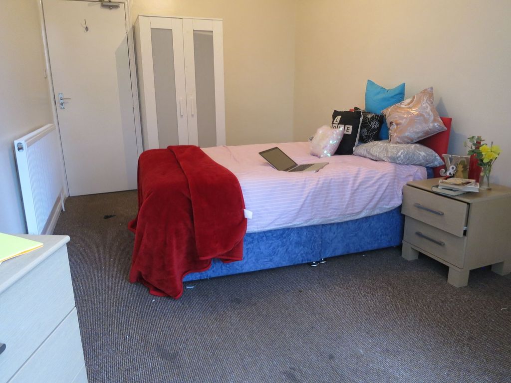 Property photo 1 of 24 Bright, Neatly Presented Bedroom With A Comfortabl...