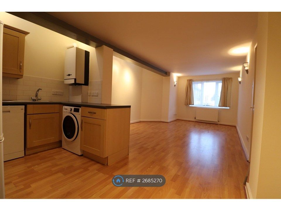 Property photo 3 of 8 Living Room/Kitchen