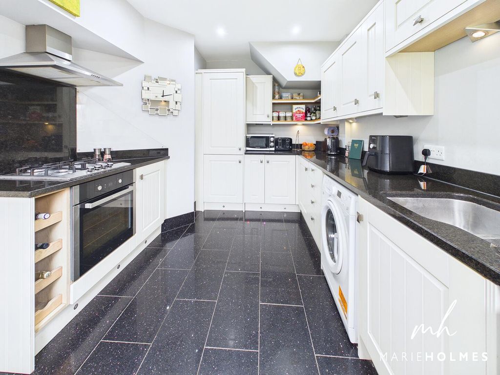 Property photo 3 of 14 Kitchen