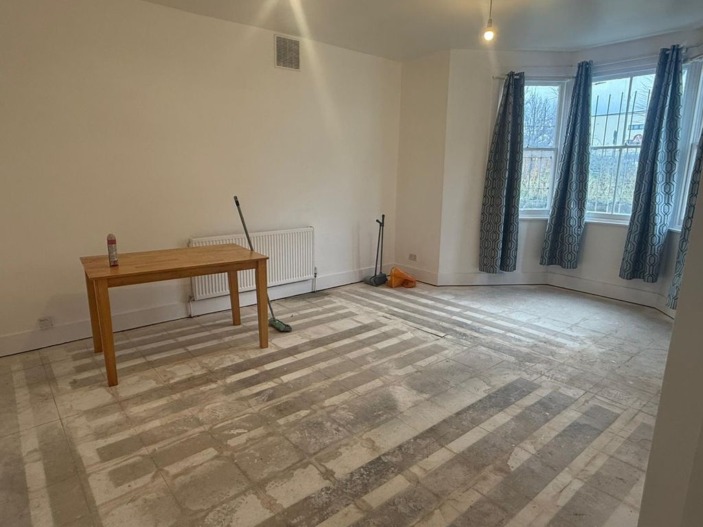 Property photo 1 of 16 Living Room