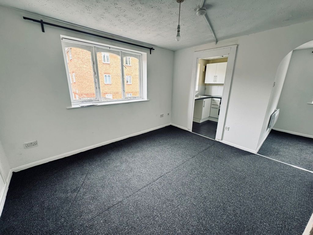 Property photo 1 of 9 1 Bed Studio To Rent Plumtree Close, Dagenham Rm10