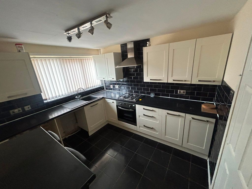 Property photo 2 of 8 Kitchen