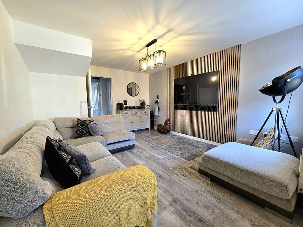 Property photo 2 of 17 Lounge