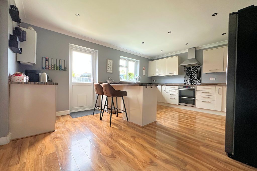 Property photo 2 of 24 Kitchen/Breakfast Room