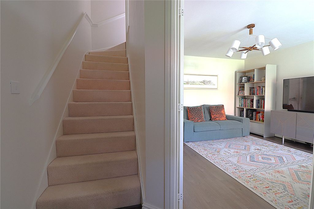 Property photo 2 of 20 Entrance Hall