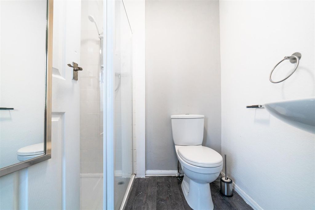 Property photo 1 of 8 Bathroom (2).Jpg