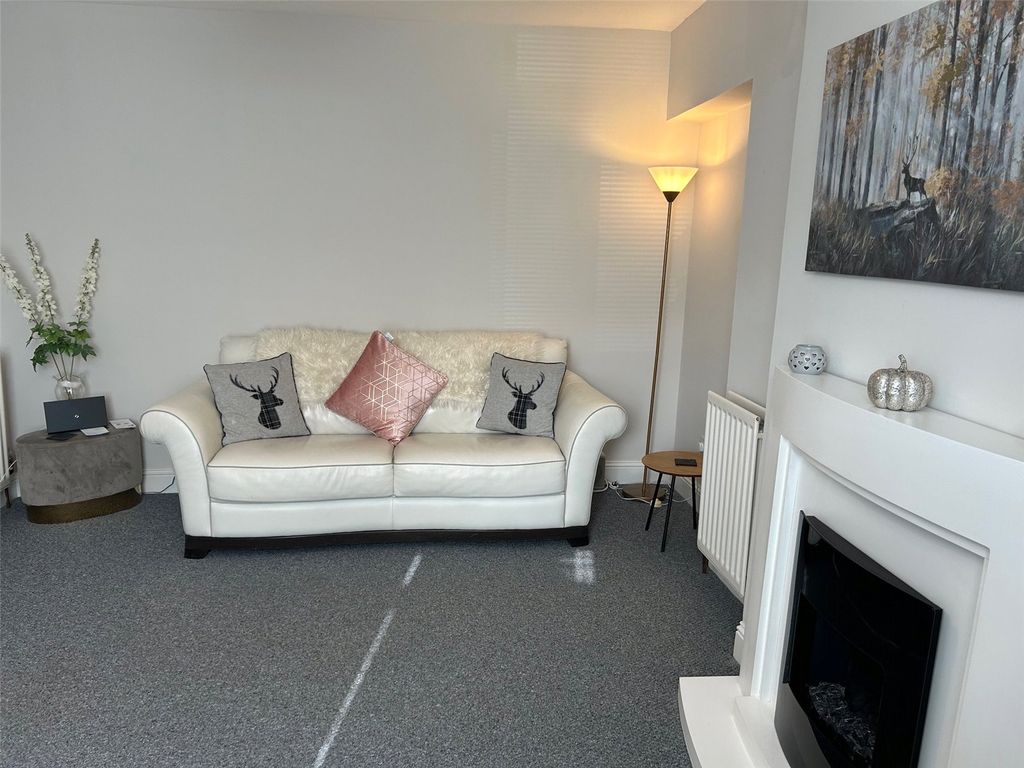 Property photo 3 of 15 Lounge