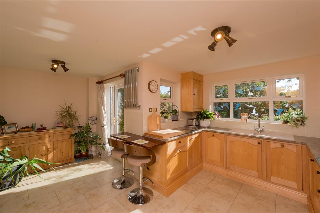 Property photo 3 of 32 Fitted Breakfast Kitchen: