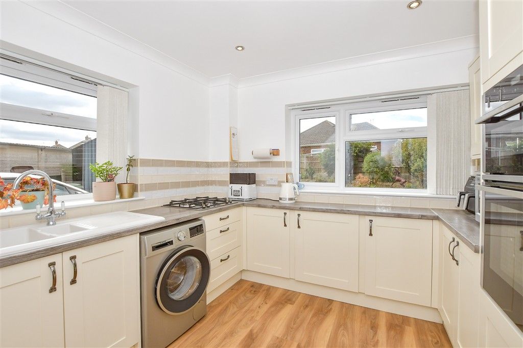 Property photo 3 of 10 Kitchen