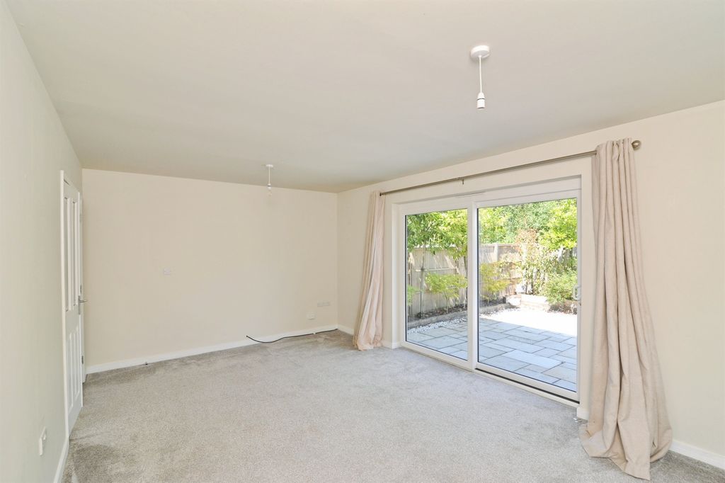 Property photo 2 of 28