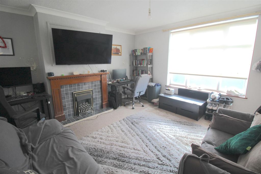 Property photo 3 of 8 Lounge