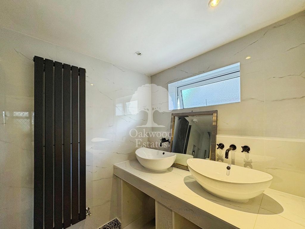 Property photo 3 of 8 Ensuite