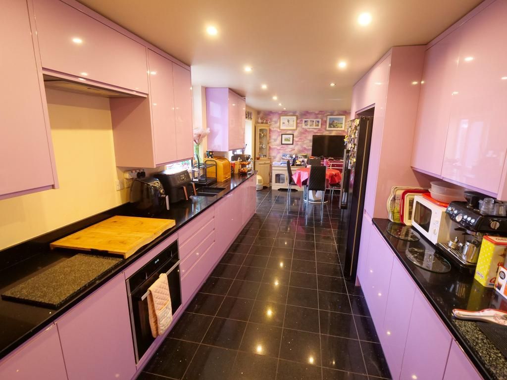 Property photo 2 of 12 Kitchen