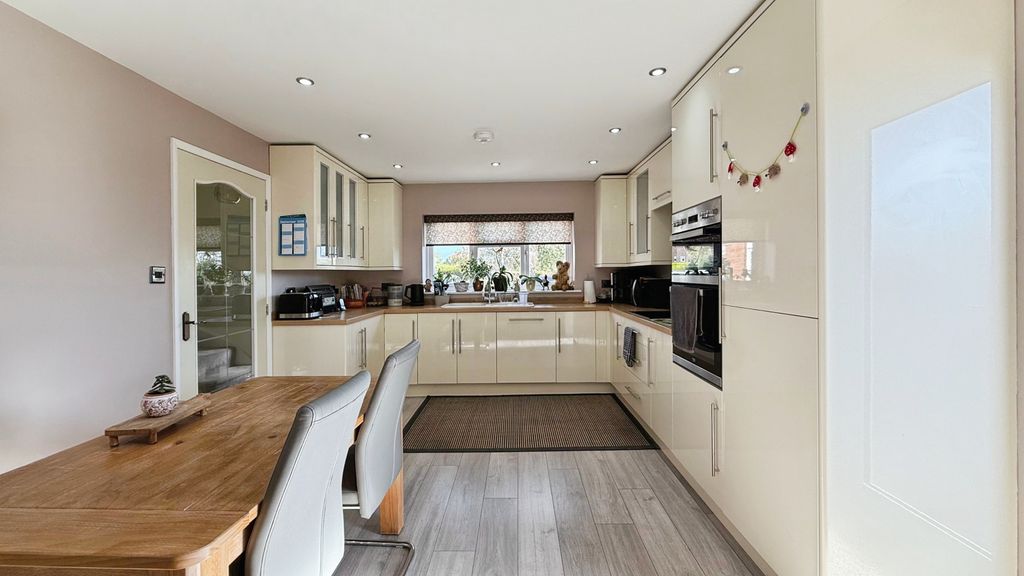 Property photo 2 of 19 Kitchen/Dining Room
