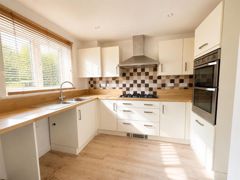 Property photo 3 of 10 Kitchen