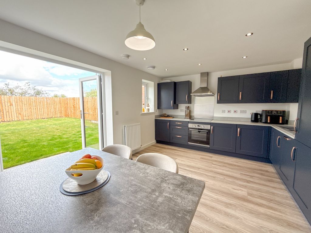 Property photo 3 of 32 Dining Kitchen