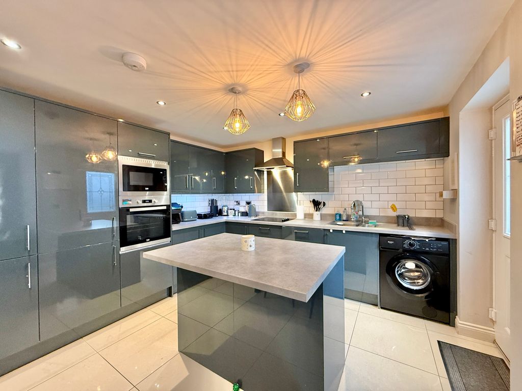 Property photo 3 of 22 Kitchen